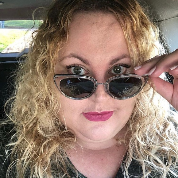 Hi there! 🙋‍♀️ I’m Laura and I am a shopaholic. - Picture 3 of 3